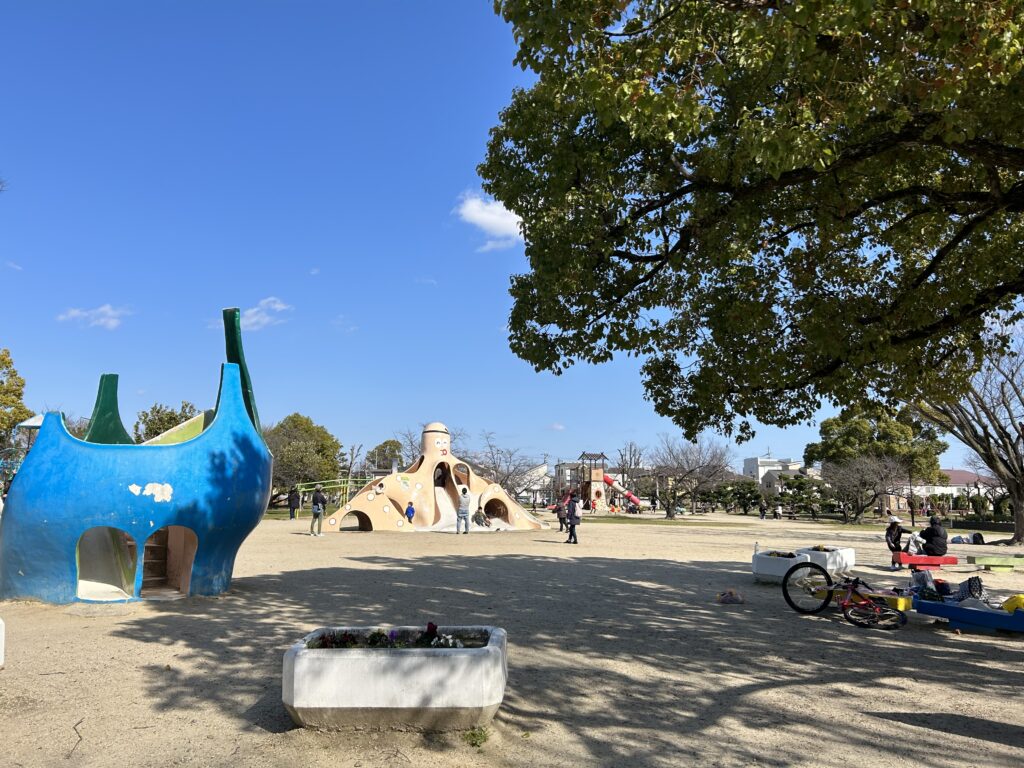 高槻子連れお花見スポット「高槻城跡公園」のタコさん滑り台で遊ぶ人々