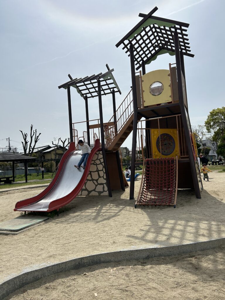 高槻城跡公園滑り台で遊ぶ人